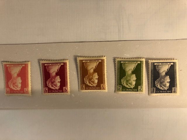Série de cinq timbres Monaco Grace Kelly 23 janvier 1957 ; 1 franc bleu, 2 francs vert, 3 francs marron, 5 francs violet, 15 francs rose. Non oblitérés. Très bon état.