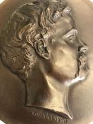 Portrait en médaillon en bronze : photo