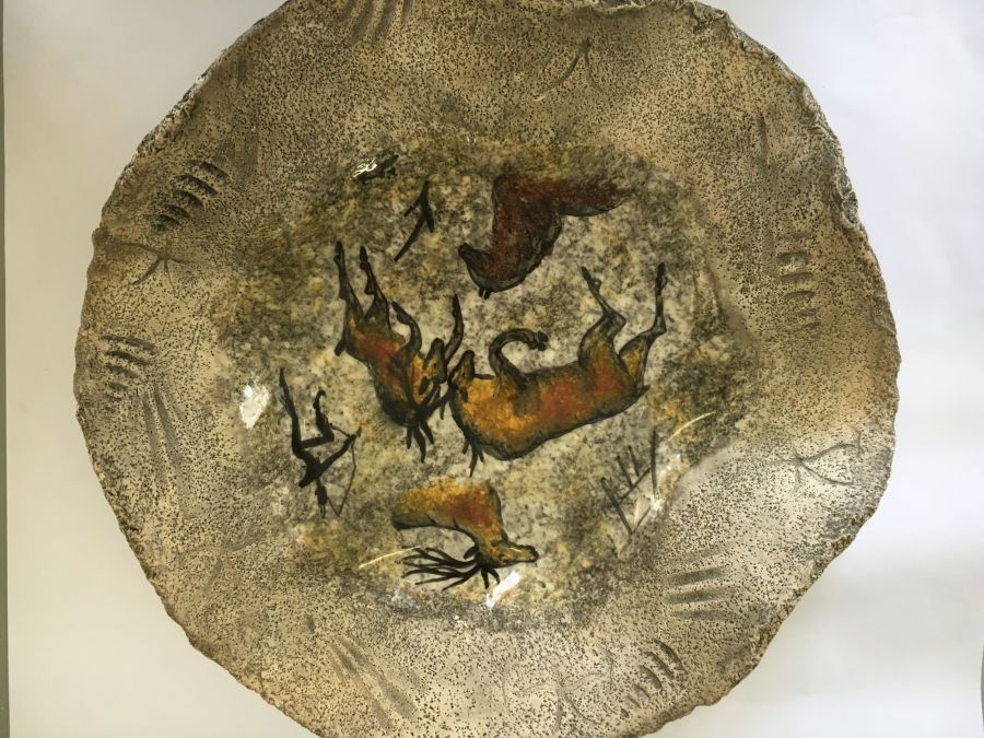 Plat en céramique de 35 cm de diamètre environ, signé (Diamd ?), peint main. Décor de chasse / animalier sur fond gris