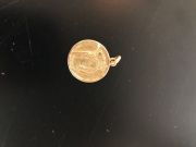 Médaille de baptême en or 18 carats représentant la Vierge (Notre-Dame de Paris). Signée Becker (Brasier). : photo