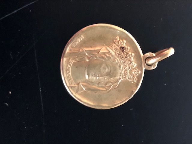 Médaille de baptême en or 18 carats représentant la Vierge (Notre-Dame de Paris). Signée Becker (Brasier).