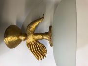 Bronze doré à décor stylisé portant une coupe, signé par Pierre CASENOVE. Travail français. Très bon état. 29 en hauteur,36 en longueur et 17 de largeur. Pèse 8.1kg. : photo