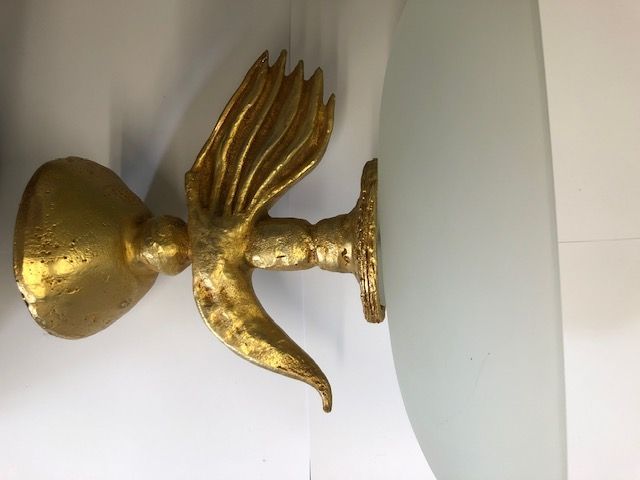 Bronze doré à décor stylisé portant une coupe, signé par Pierre CASENOVE. Travail français. Très bon état. 29 en hauteur,36 en longueur et 17 de largeur. Pèse 8.1kg.