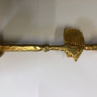 Chandelier en bronze doré signé Pierre CASENOVE. Très bon état. 40 cm de hauteur. Pèse 2.9kg