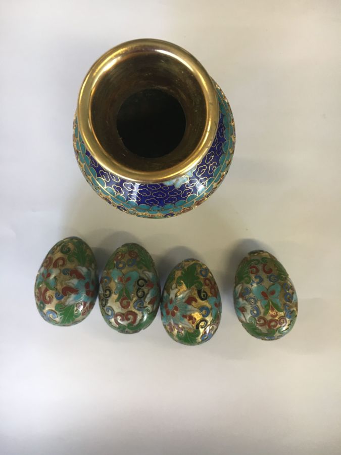 Vase accompagné de 4 œufs, en métal, décorations et ciselures fines