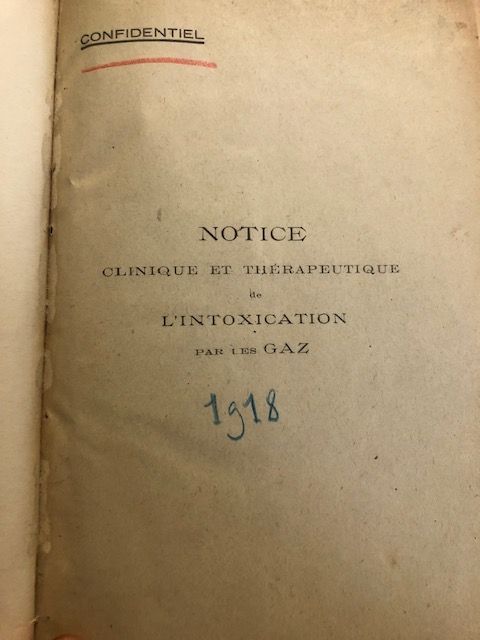 Ouvrage comprenant une notice confidentielle sur l'intoxication par les gaz et deux brochures Paris Médical de mars et avril 1935 consacrées aux gaz de combat.