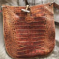 Sac Longchamp bandoulière, marron, effet crocodile. Style chic minimaliste.