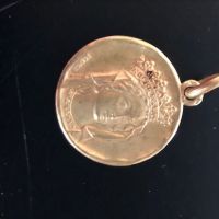 Médaille de baptême en or 18 carats représentant la Vierge (Notre-Dame de Paris). Signée Becker (Brasier).