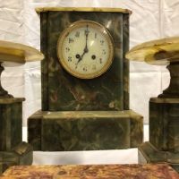 Horloge de cheminée et garnitures en marbre vert