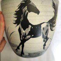 Cache-pot signé (Paul) MILET Sèvres, fait main, numéro 20, décor au cheval. Petit éclat au col, gros éclat non visible sur le fond. Pèse 2kg350. 23,5 de hauteur, diamètre de 25,5 au col et 13,5 à la base.