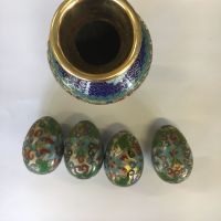 Vase accompagné de 4 œufs, en métal, décorations et ciselures fines