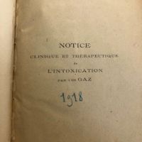 Ouvrage comprenant une notice confidentielle sur l'intoxication par les gaz et deux brochures Paris Médical de mars et avril 1935 consacrées aux gaz de combat.