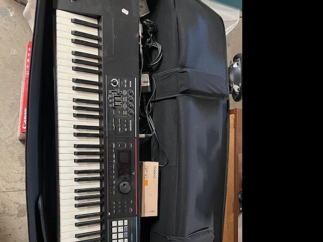 Synthétiseur Roland JUNO-DS et sa housse